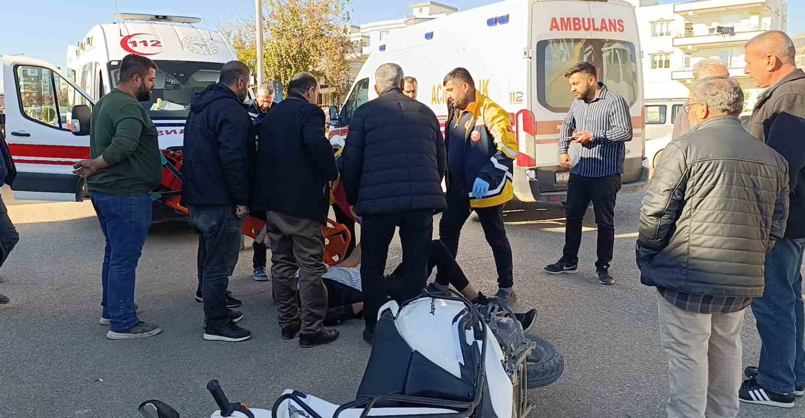 Kamyon ile motosiklet çarpıştı: 1’i ağır 2 kişi yaralandı
