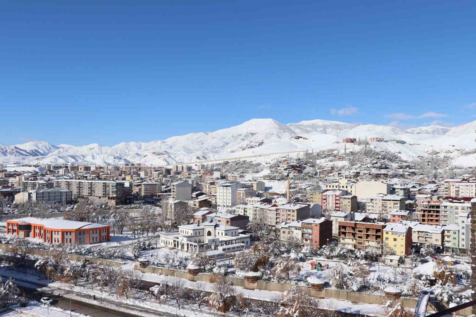 Oltu’da gök mavi, yer beyaz oldu
