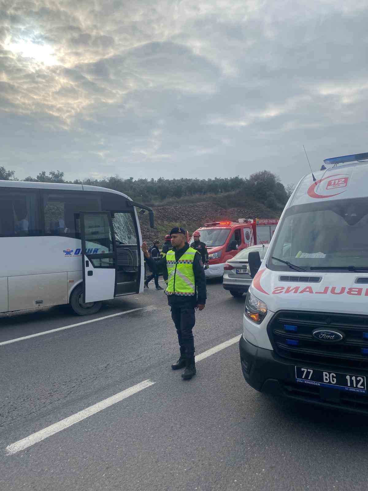 Yalova’da midibüs viyadük ayağına çarptı: 1 yaralı
