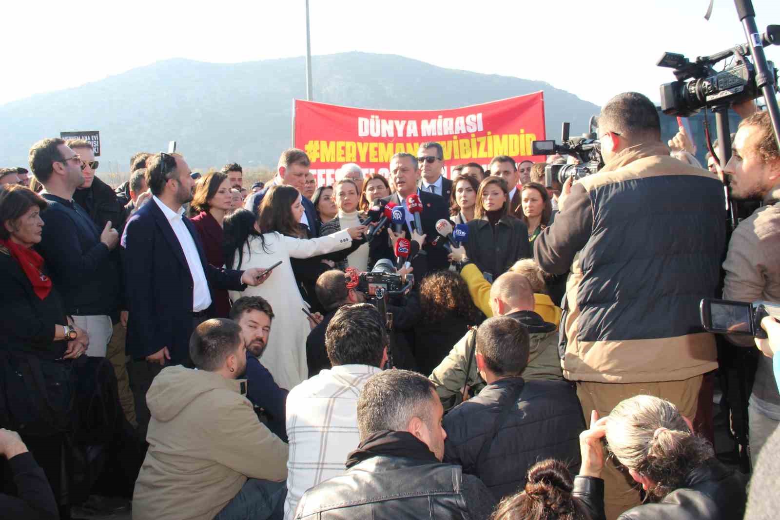 CHP Genel Başkanı Özel: “Meryem Ana Evi Otoparkı mücadelesinin arkasındayız”
