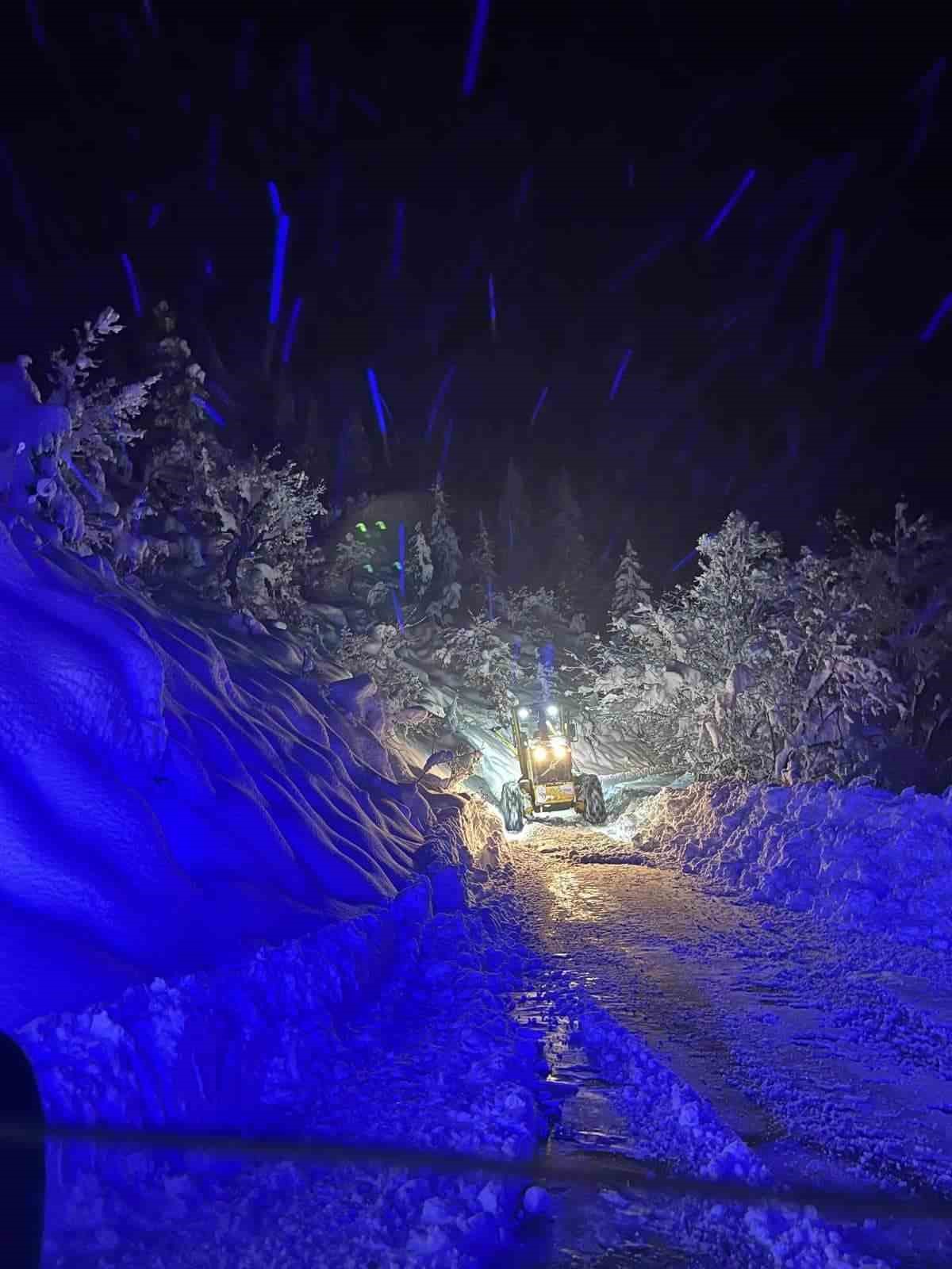 Artvin’de kardan yolu kapanan köyde mahsur kalan hasta kurtarıldı
