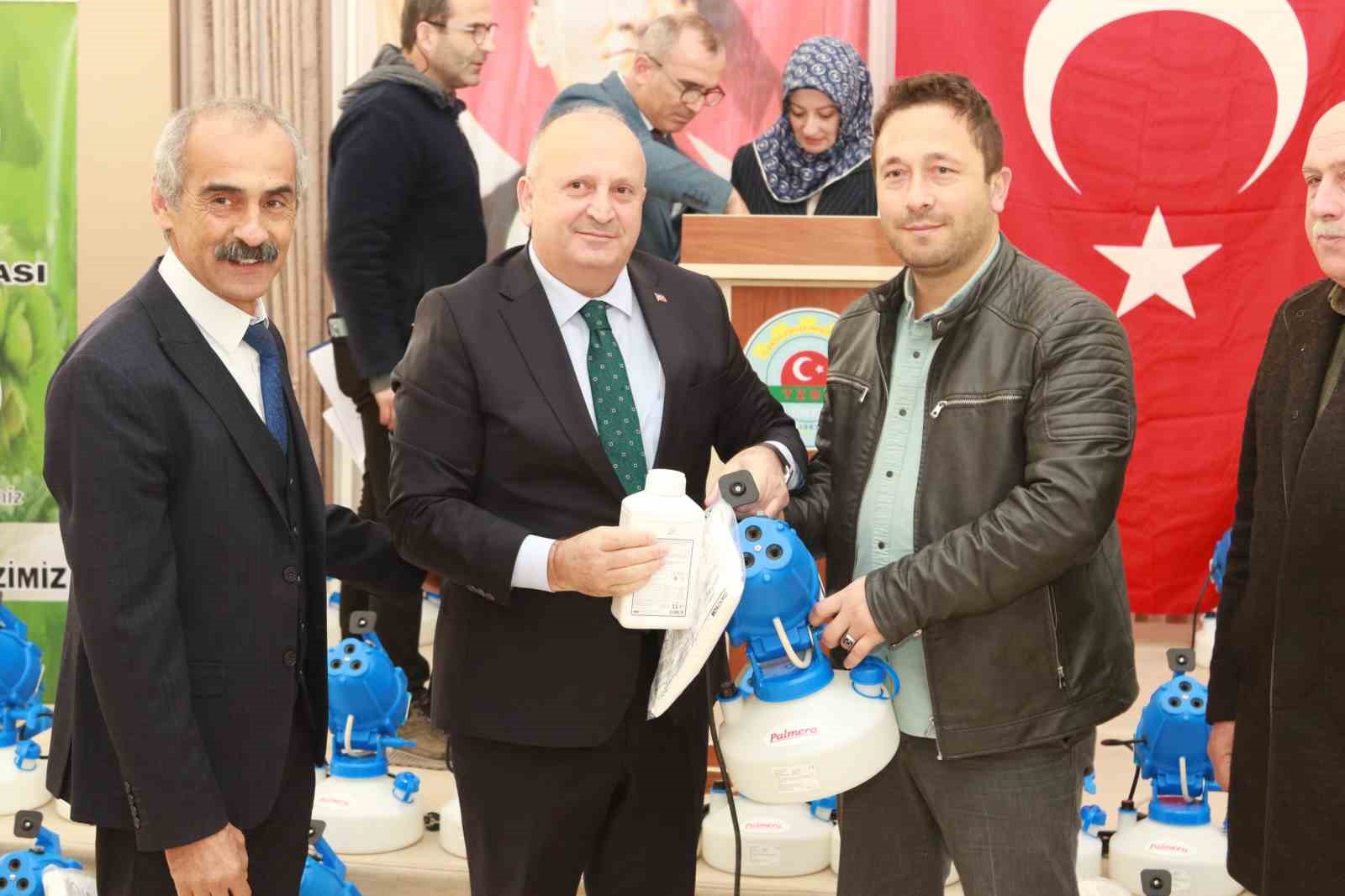 &Uuml;nye&rsquo;de kahverengi kokarcayla m&uuml;cadele i&ccedil;in muhtarlara ULV cihazı dağıtıldı
