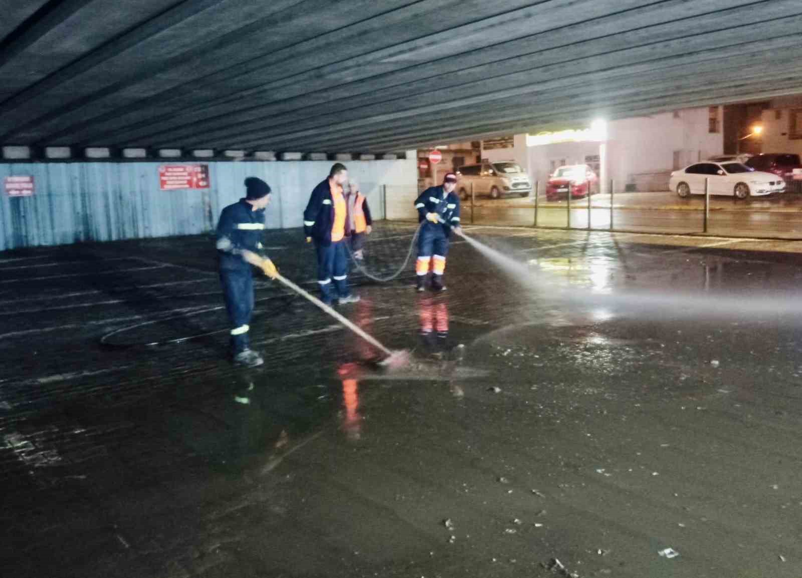 K&ouml;rfez&rsquo;de gece temizlik mesaisi
