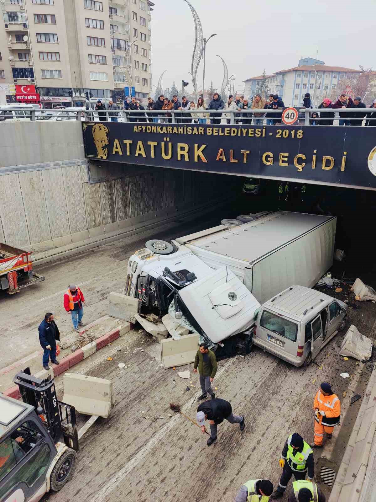 Alt ge&ccedil;itte faciadan d&ouml;n&uuml;ld&uuml;
