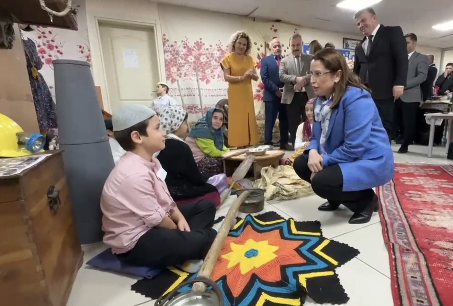 Validen &ouml;ğrencilere yoğurt dersi
