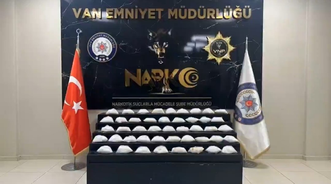 Van’da minibüsün ‘zula’ diye tabir edilen gizli bölmesinde 24 kilo metamfetamin ele geçirildi