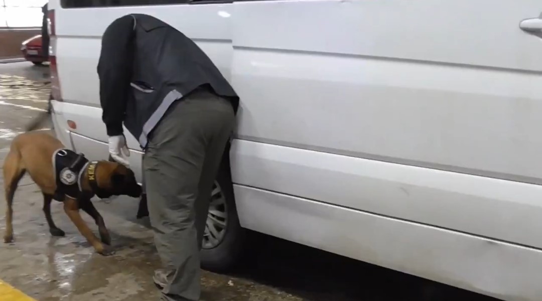 Van&rsquo;da minib&uuml;s&uuml;n &lsquo;zula&rsquo; diye tabir edilen gizli b&ouml;lmesinde 24 kilo metamfetamin ele ge&ccedil;irildi
