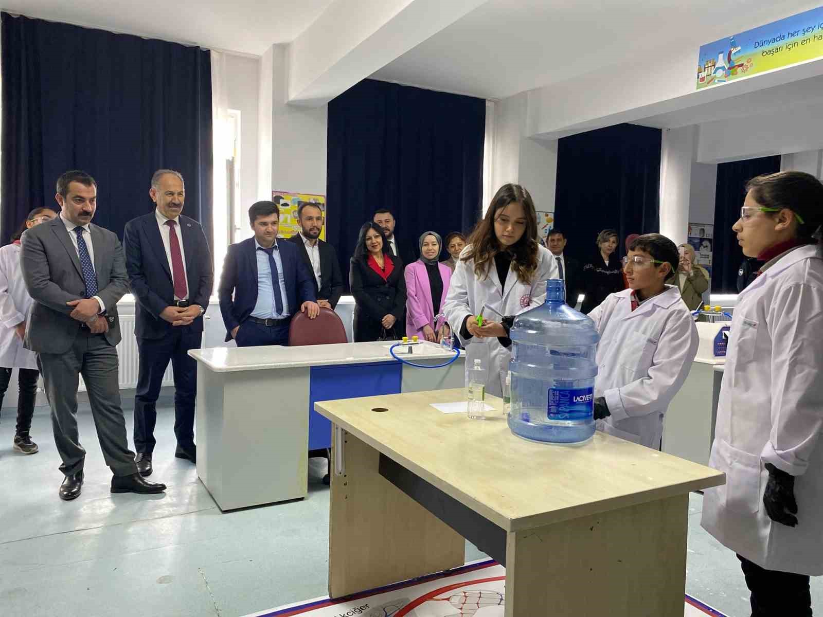Arpa&ccedil;ay&rsquo;da Fen Bilimleri Laboratuarı ve Zeka Oyunları sınıfı a&ccedil;ıldı
