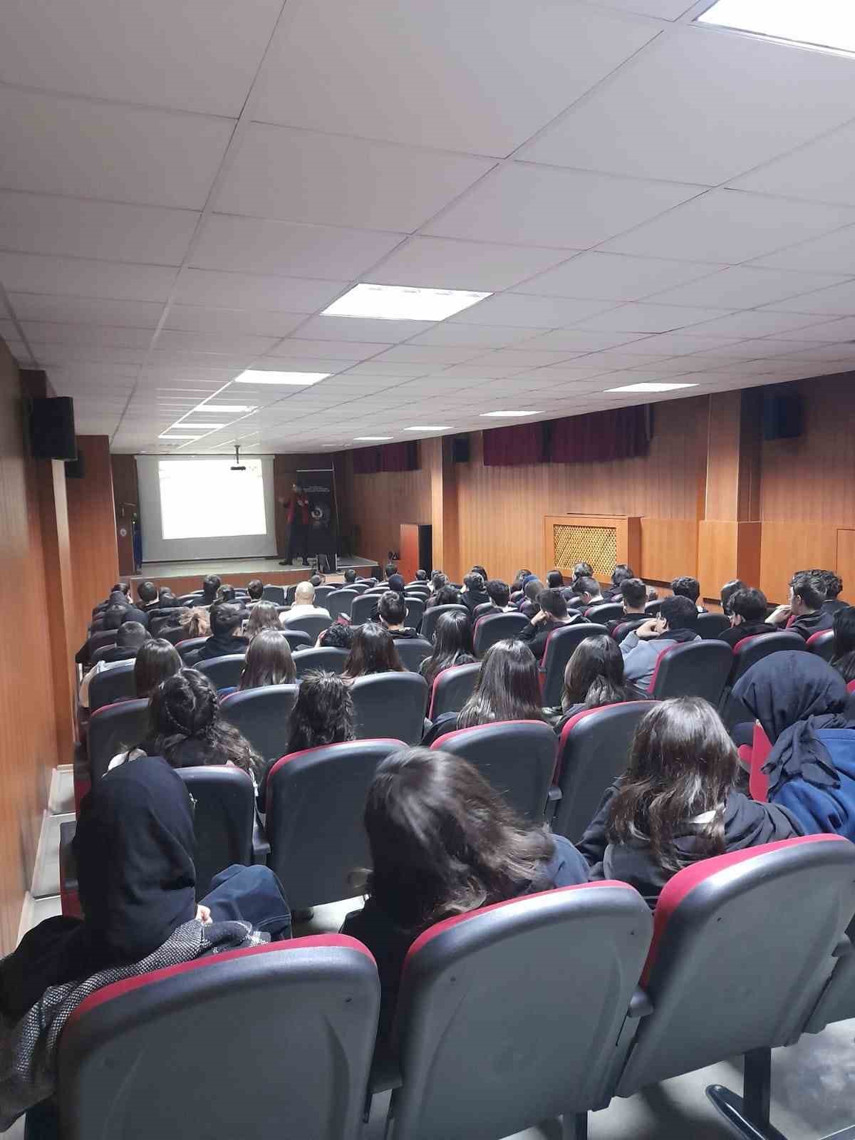 Polisten &ouml;ğrencilere g&uuml;venli gelecek bilgilendirmesi
