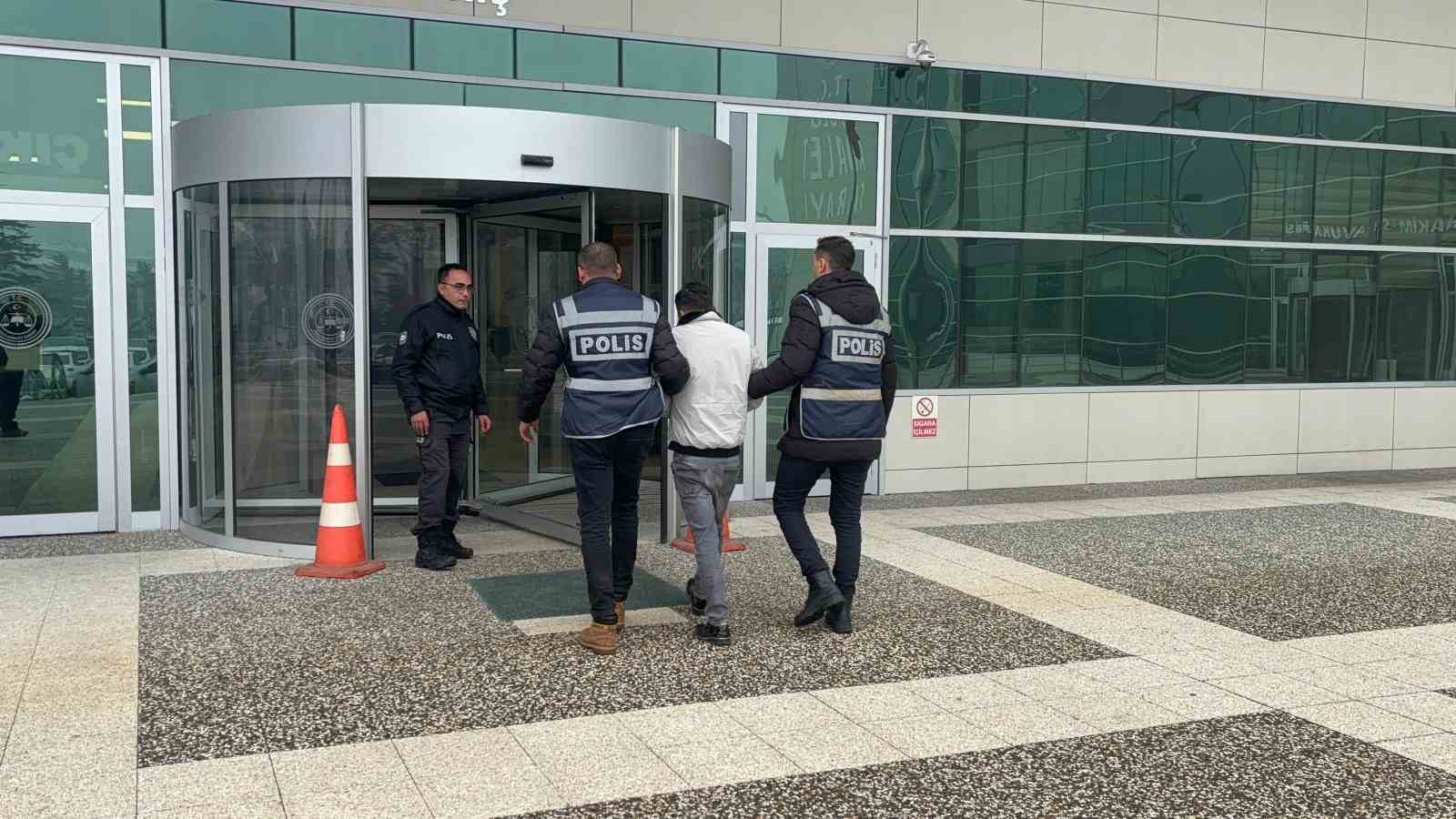 3 farklı evden ziynet eşyası &ccedil;aldı: Polis kamera kayıtlarından yakaladı
