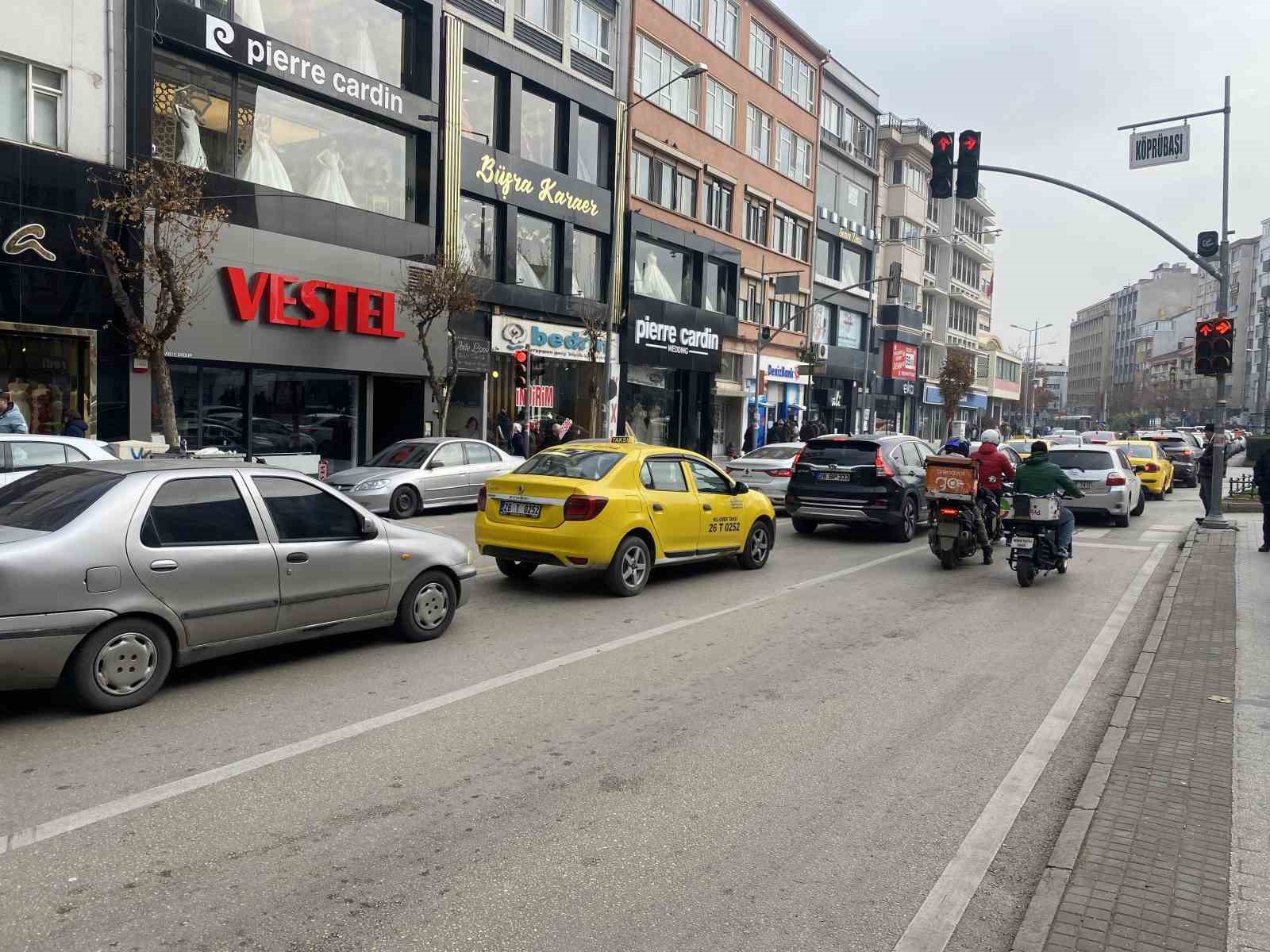 Yıkım i&ccedil;in cadde kapatılınca kent trafiğini kilitlendi
