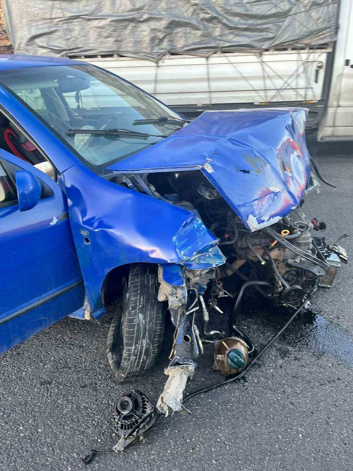 Otomobil bariyerlere &ccedil;arptı: 2 yaralı
