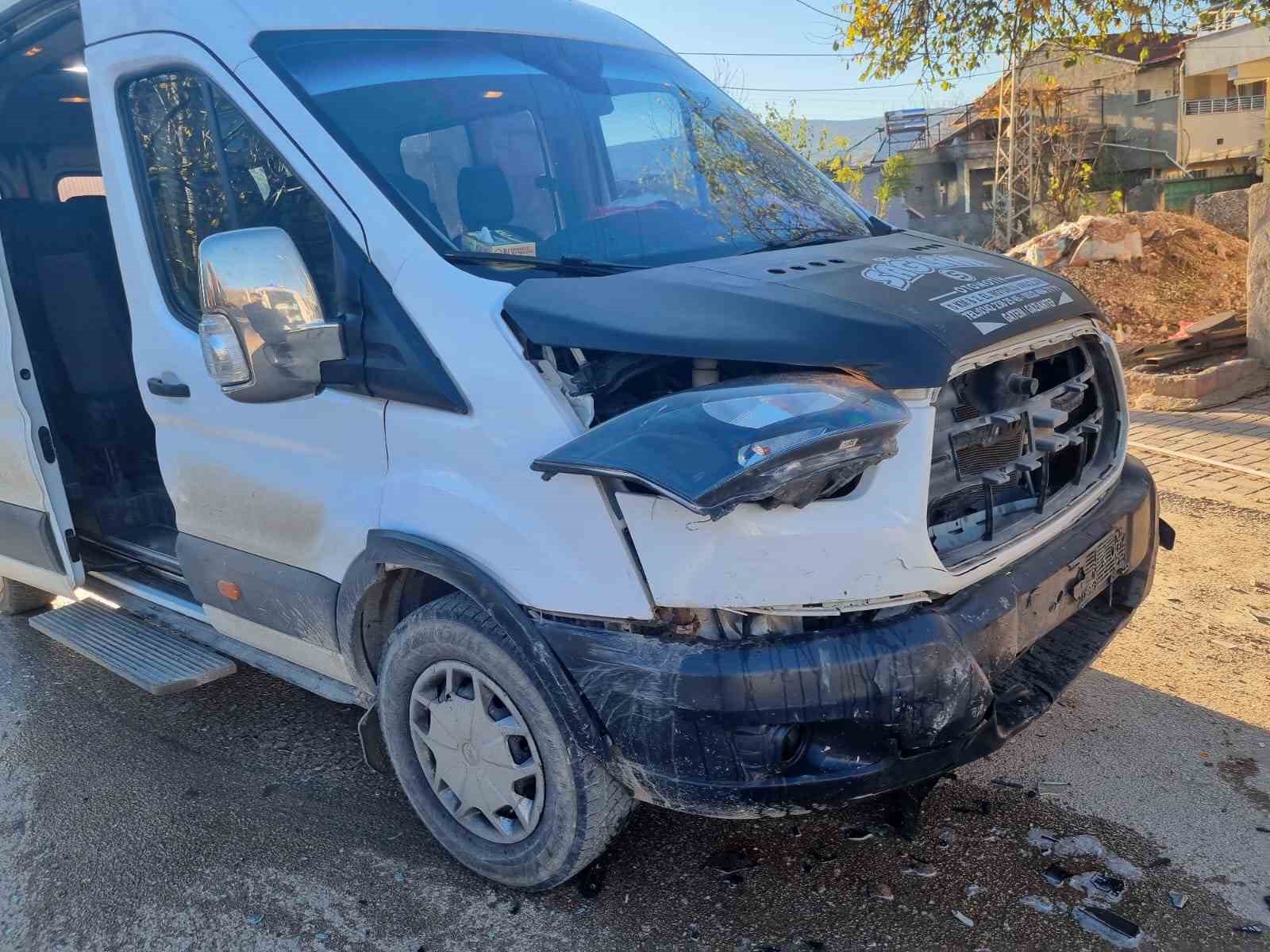 Otomobil ile minib&uuml;s &ccedil;arpıştı 1 yaralı
