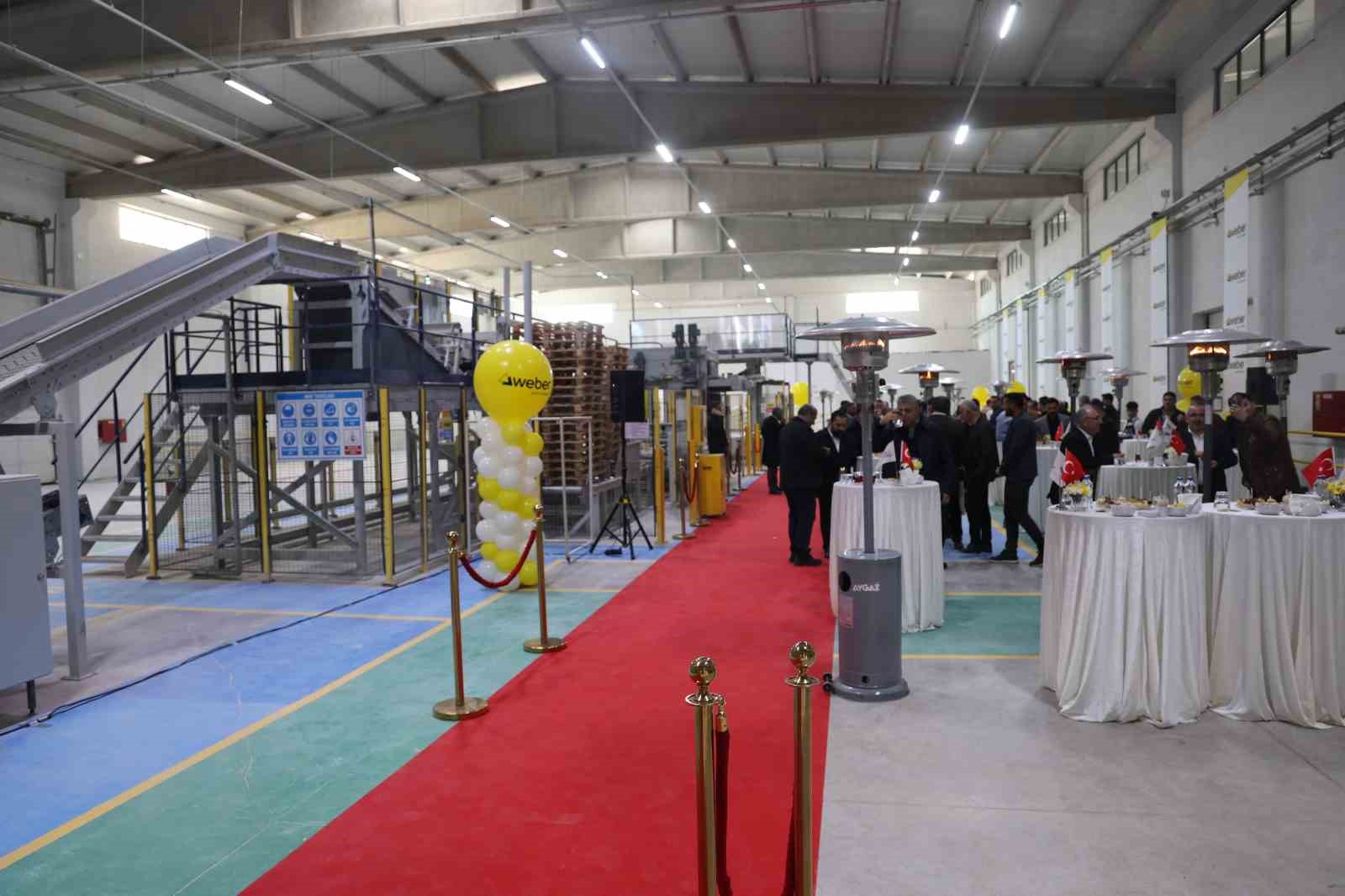 Diyarbakır&rsquo;da 200 bin ton inşaat malzemesi &uuml;retecek fabrikanın a&ccedil;ılışı yapıldı
