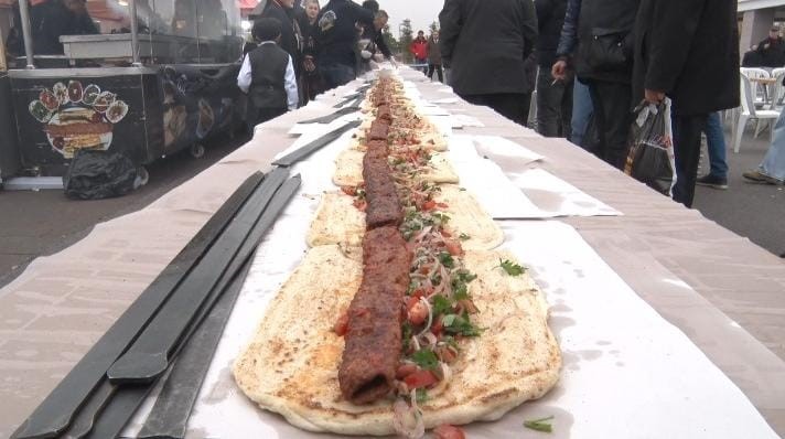 Adana Tanıtım Günleri’nde 106 metrelik Adana kebap dağıtıldı
