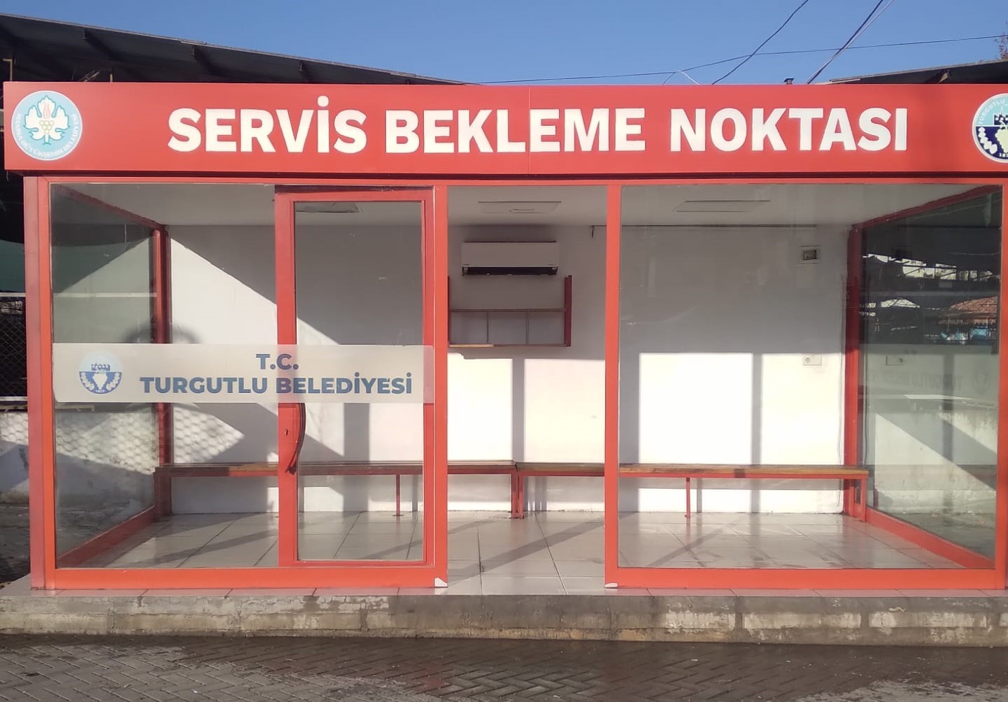 Turgutlu&rsquo;da zarar g&ouml;ren servis bekleme durakları yenilendi

