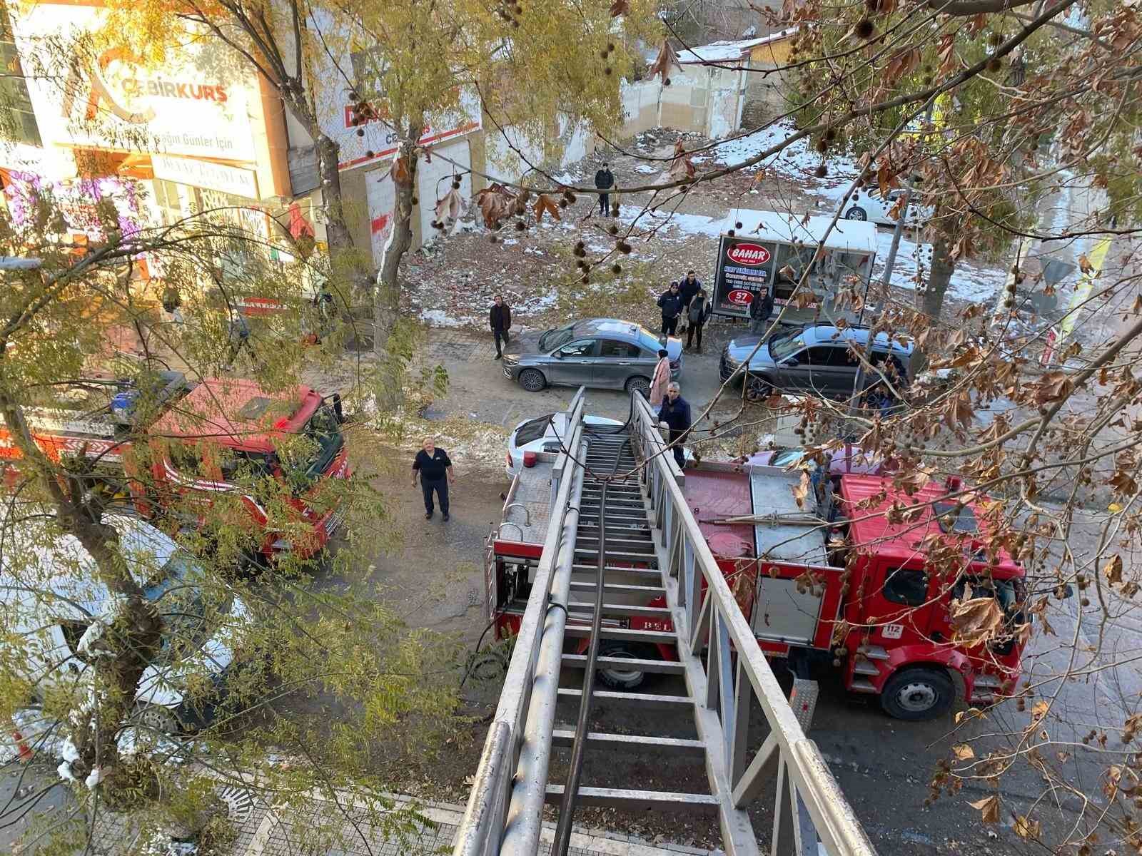 Hasarlı binada &ccedil;ıkan yangın s&ouml;nd&uuml;r&uuml;ld&uuml;
