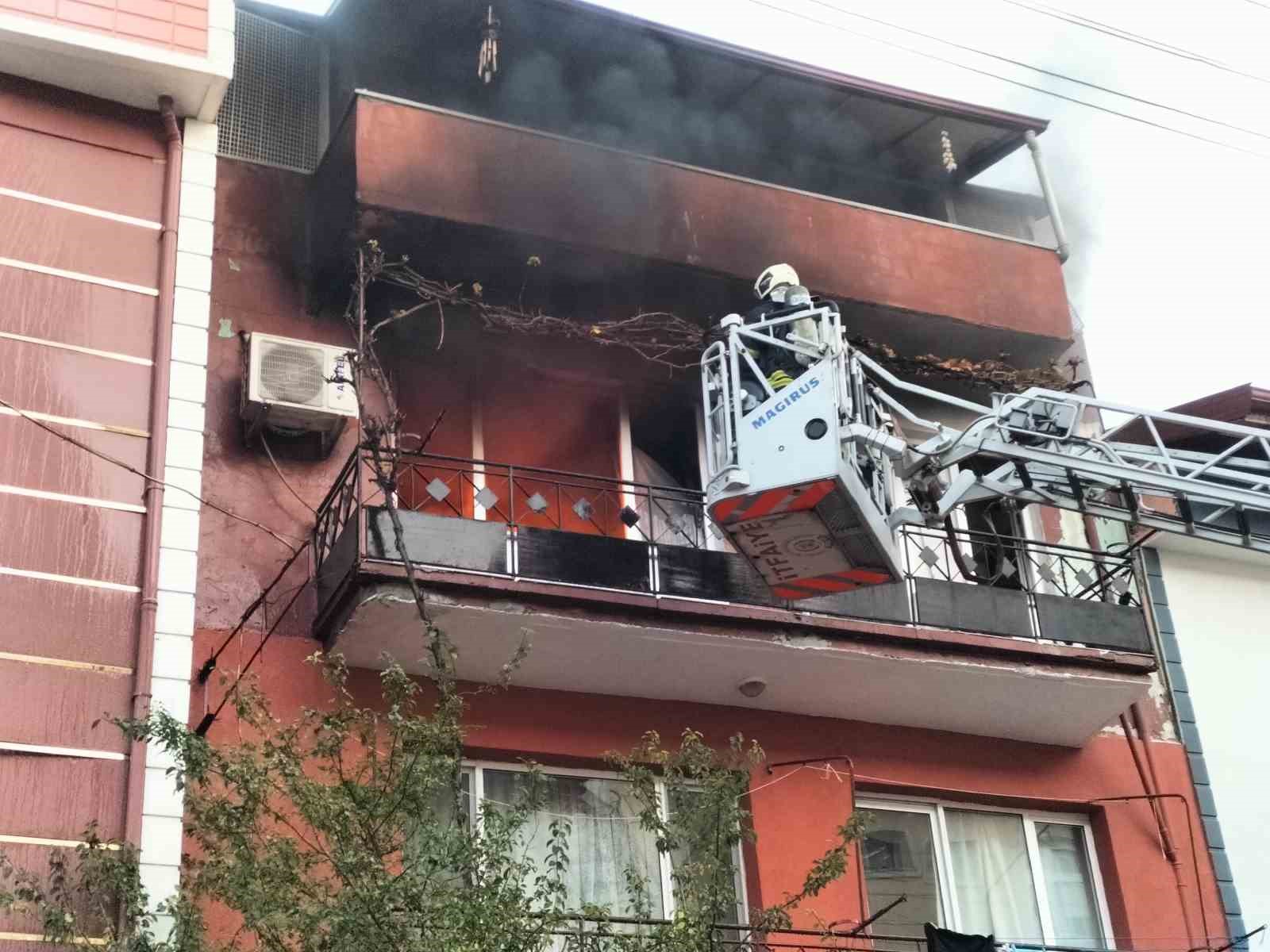 Sobadan &ccedil;ıkan yangında ev alev alev yandı: İtfaiye ekipleri evdeki hayvanları kurtardı
