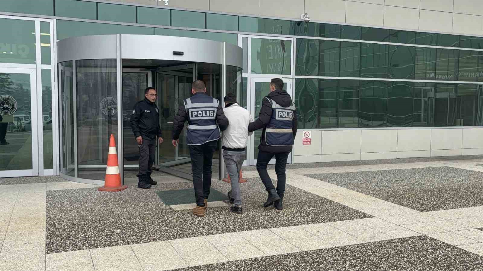 &Uuml;&ccedil; evden ziynet eşyası &ccedil;aldı: Tutuklandı
