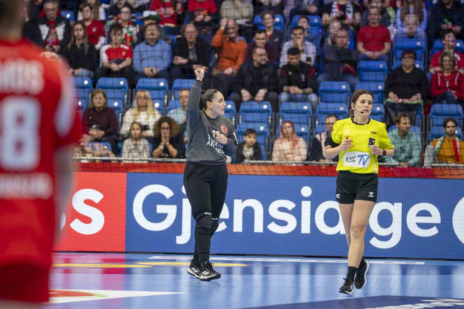 A Milli Kadın Hentbol Takımı, tarihinin ilk Avrupa Şampiyonası ma&ccedil;ında mağlup oldu
