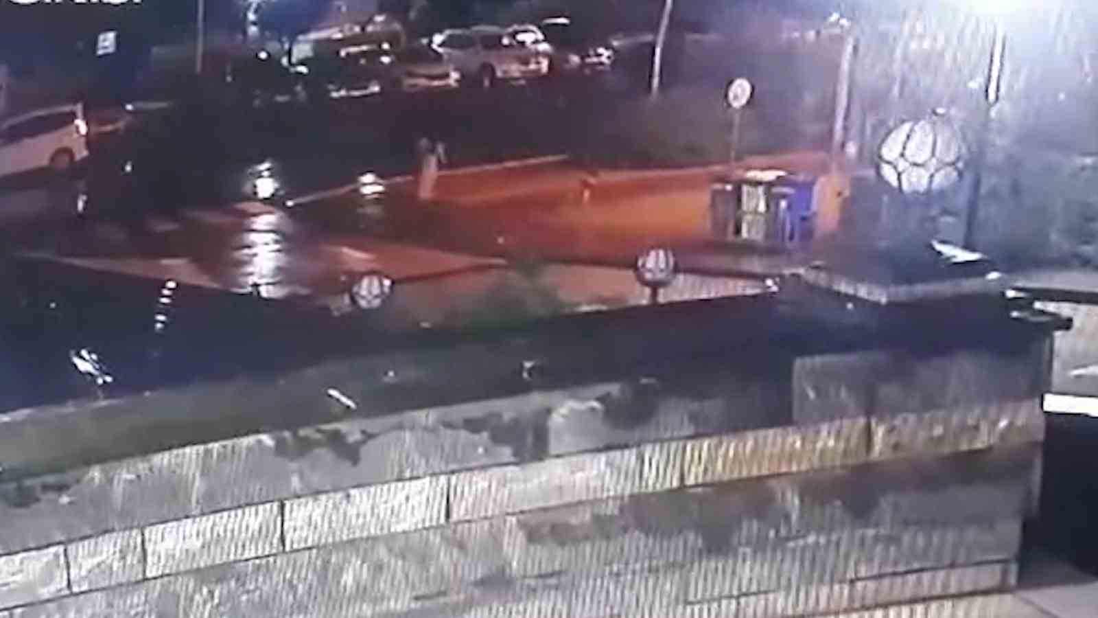 Yoldan karşıya ge&ccedil;meye &ccedil;alışan kadına otomobil &ccedil;arptı
