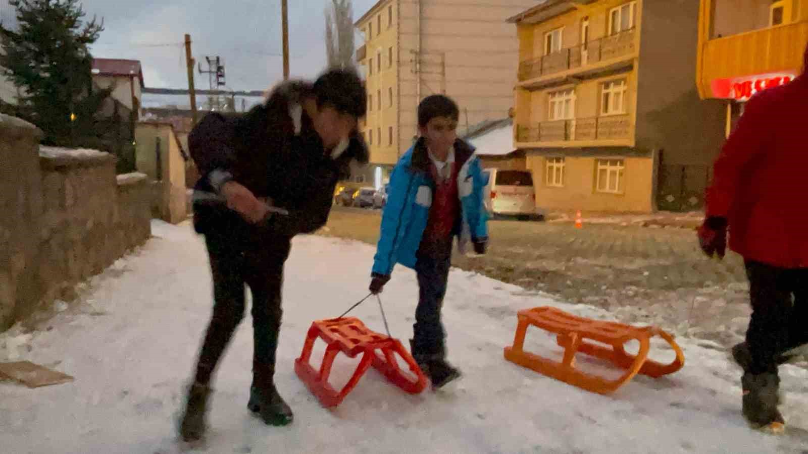 Sarıkamış&rsquo;ta &ccedil;ocukların d&uuml;şe kalka kızak keyfi
