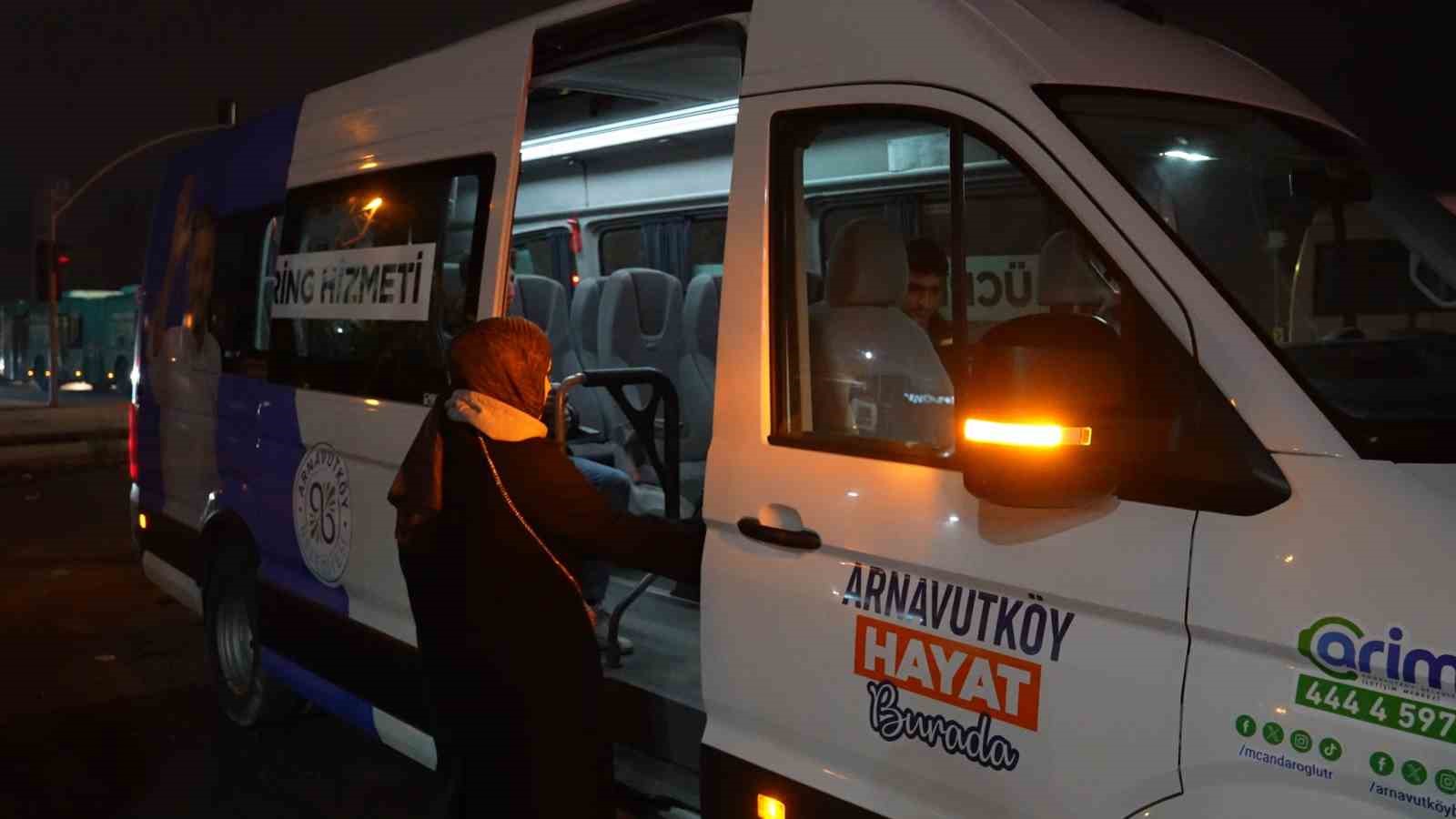 İSKİ’nin yol çalışması nedeniyle yürümek zorunda kalan vatandaşlara Arnavutköy Belediyesi’nden ücretsiz servis