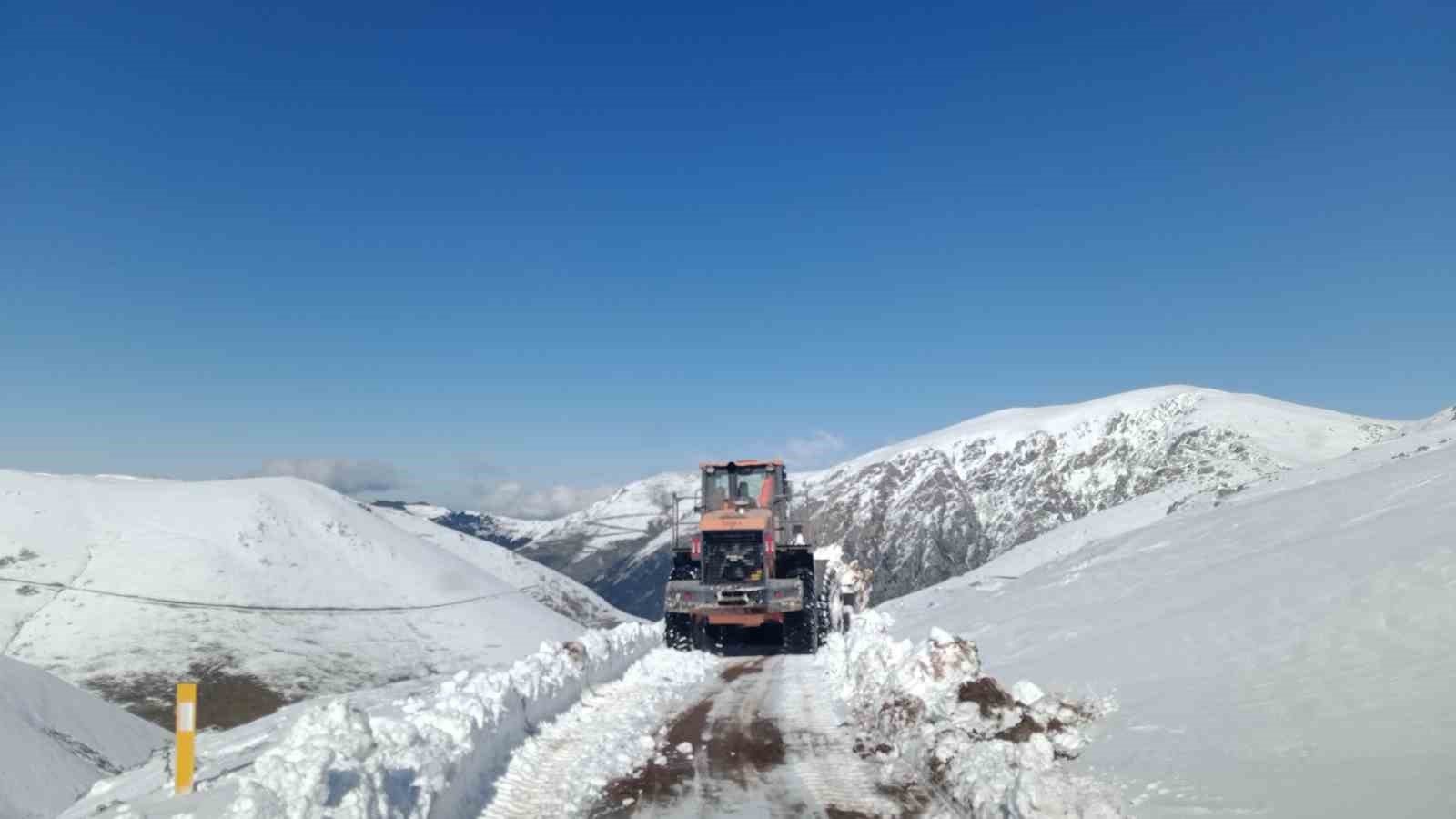 Eksi 15 derecede karlı yolları bir bir a&ccedil;an &rsquo;Turuncu Kaplanlar&rsquo; işlerini aşkla yapıyor
