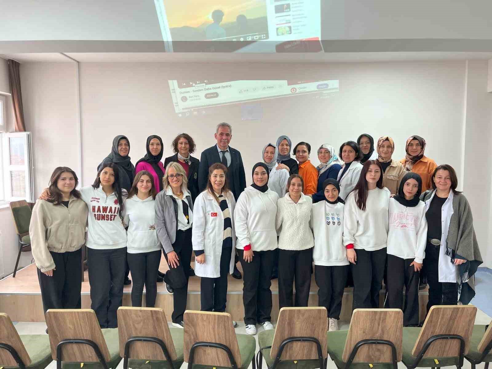 Afyonkarahisar Zübeyde Hanım Kız Meslek Lisesi öğrencilerinden işaret diliyle anlamlı kutlama
