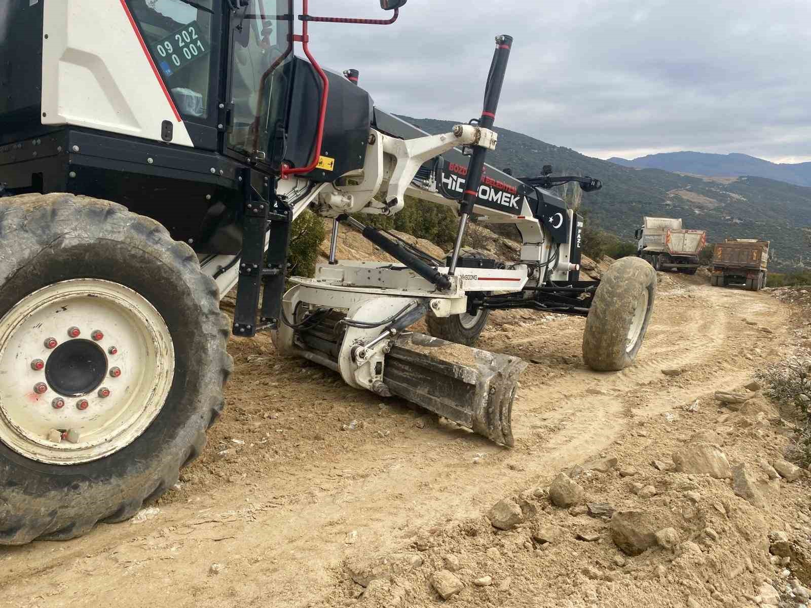 Bozdoğan’da üreticiler için arazi yolları düzenleniyor