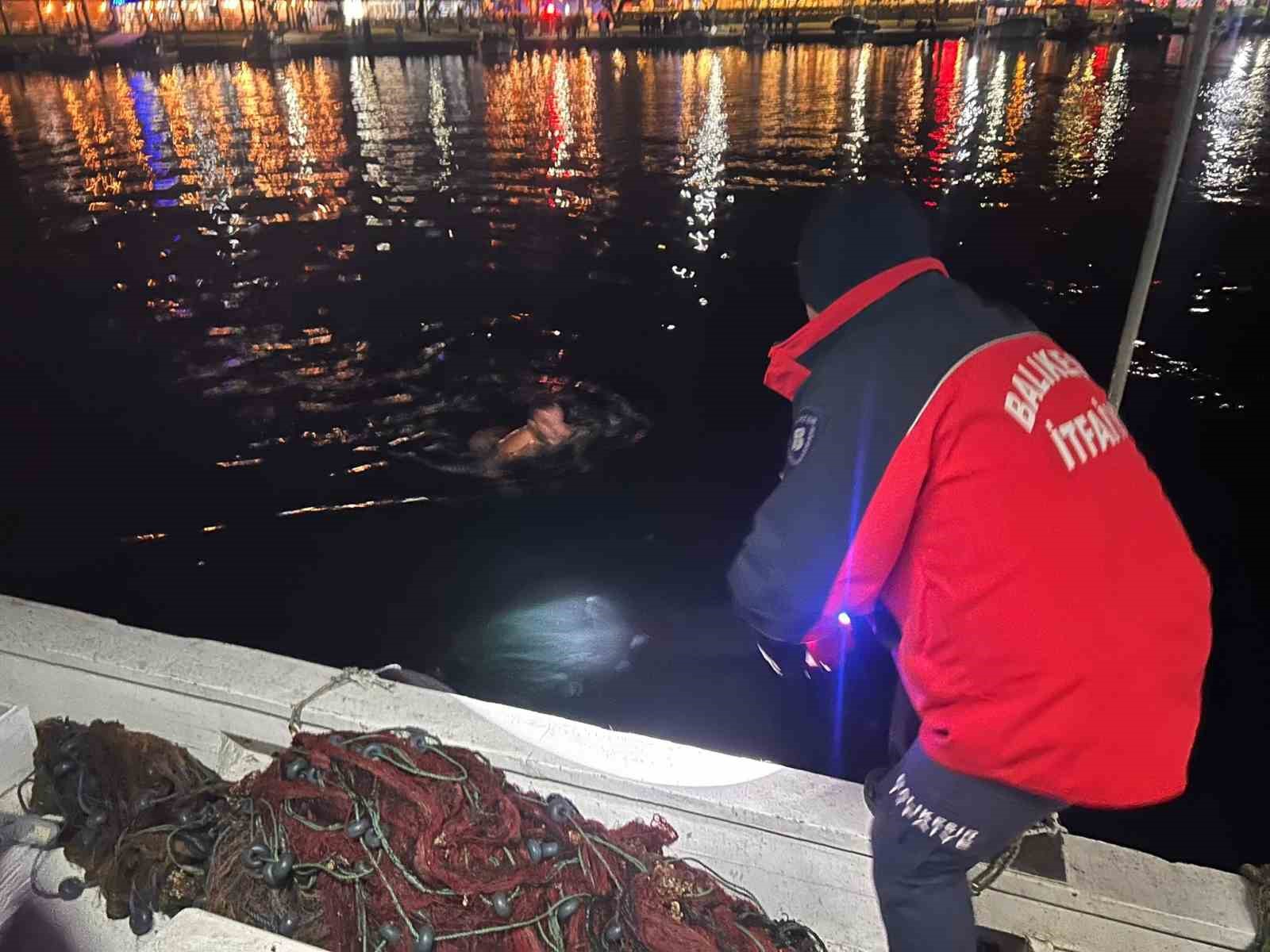 Erdek limanında suya atlayan genç, balıkçılar tarafından kurtarıldı
