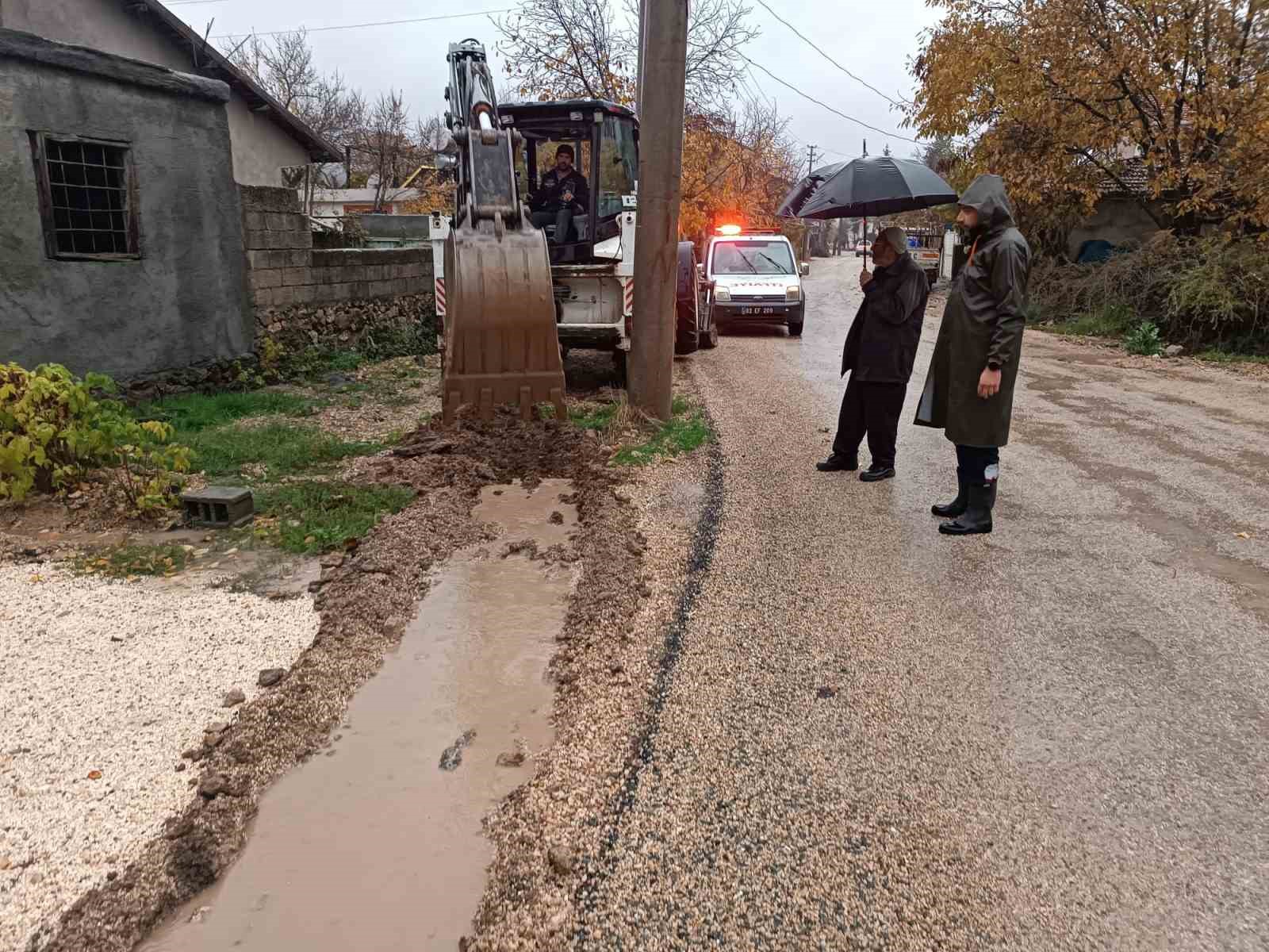 Gölbaşı Belediyesi, tıkanan mazgalları temizledi
