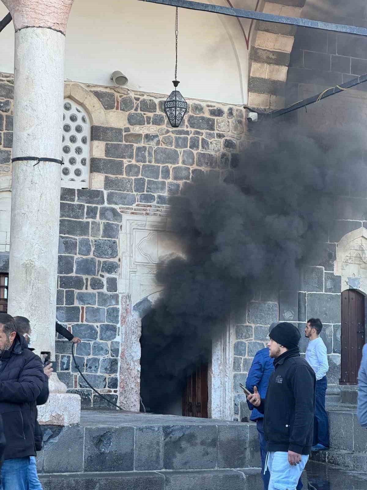 Diyarbakır’da cuma namazı vaktinde 508 yıllık camide yangın çıktı
