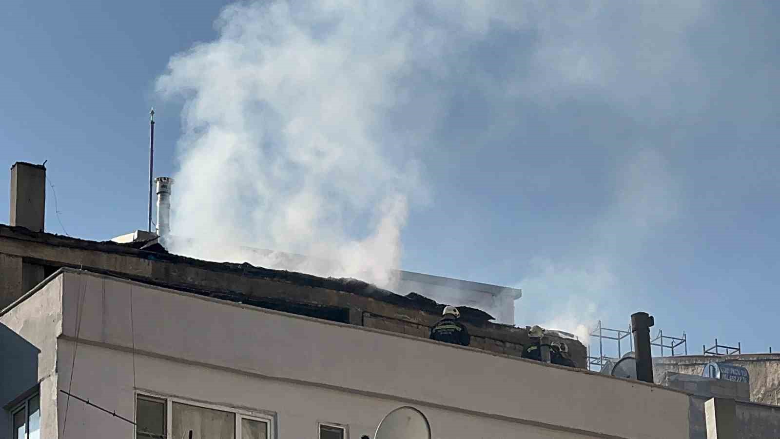 Gaziantep’te çatı katında çıkan yangın korkuttu
