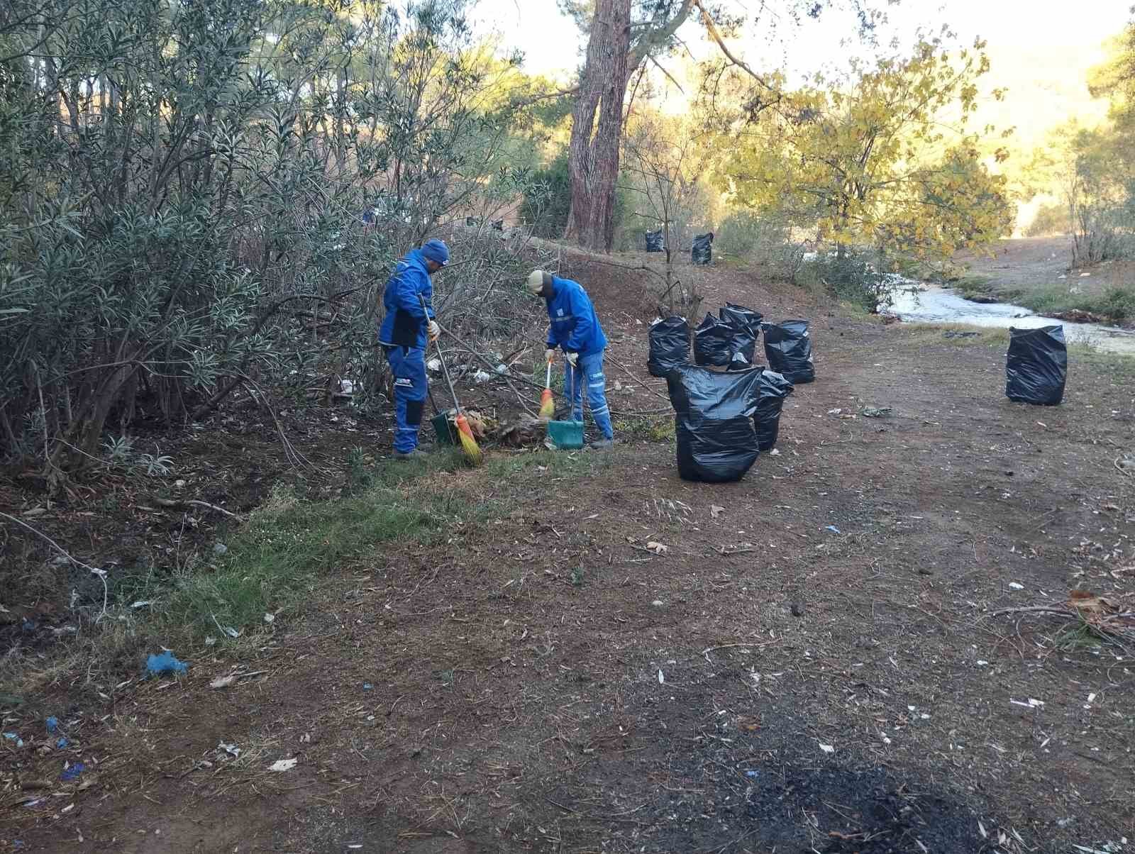 Fethiye’deki Çırpı Mesire Alanı, belediye ekiplerince temizlendi
