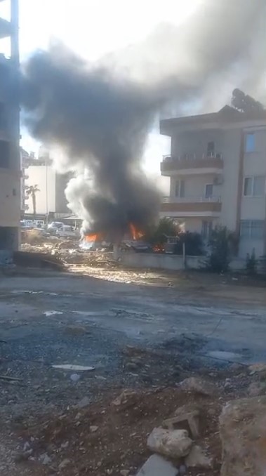 İşçilerin kaldığı konteynerler alev alev yandı, muhabirliğe soyunan vatandaş kayıttan çıkmayıp ‘İtfaiyeyi arayın’ dedi
