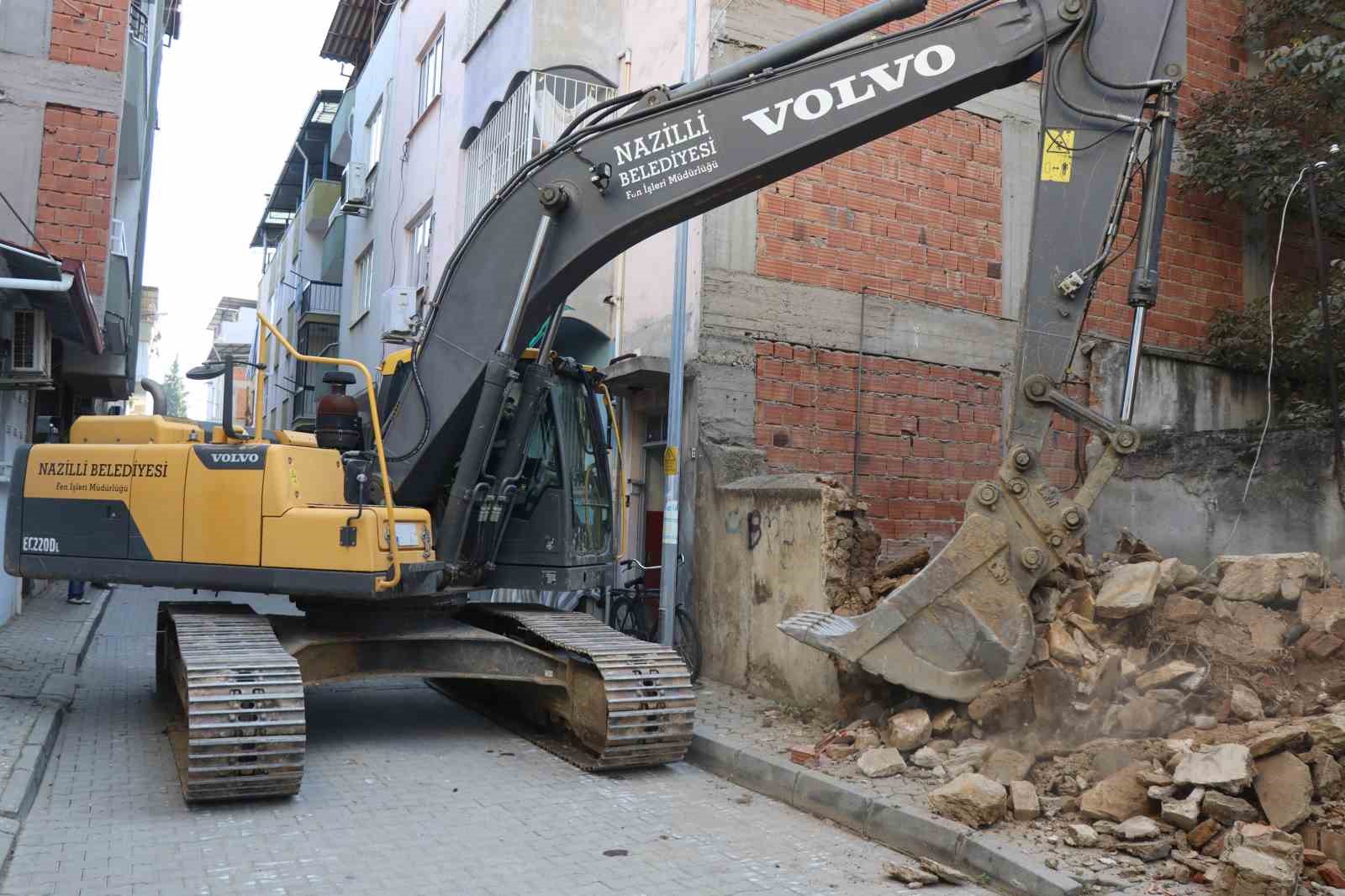 Nazilli’de metruk binaların yıkımı sürüyor