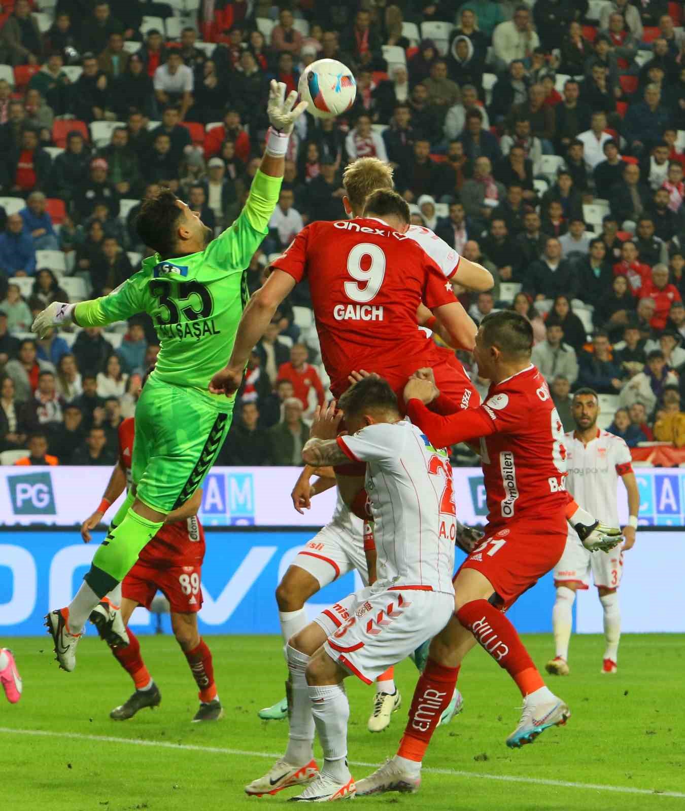 Trendyol Süper Lig: Antalyaspor: 1 - Sivasspor: 1 (İlk yarı)
