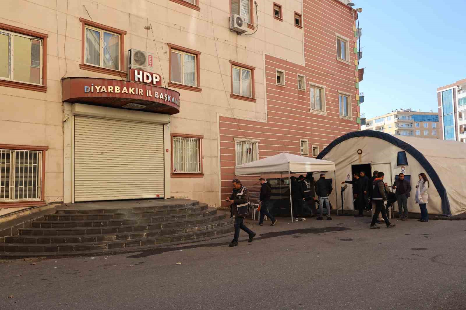 Evlat nöbetindeki baba: “Herkes bize destek versin, burada bütün Türkiye’nin evlatları için oturuyoruz"