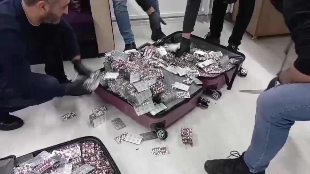 Amasya&rsquo;da yolcu otob&uuml;s&uuml;nde 57 binden fazla uyuşturucu hap ele ge&ccedil;irildi
