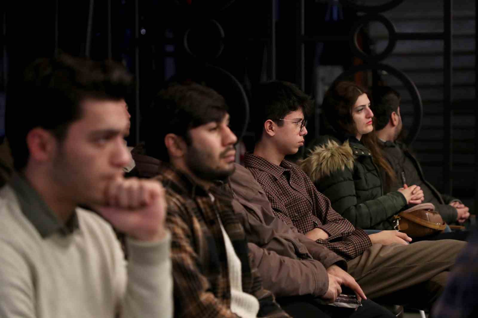 Akademisyen H&uuml;seyin Etil, Sakaryalı sanatseverlere İsmet &Ouml;zel&rsquo;i anlattı
