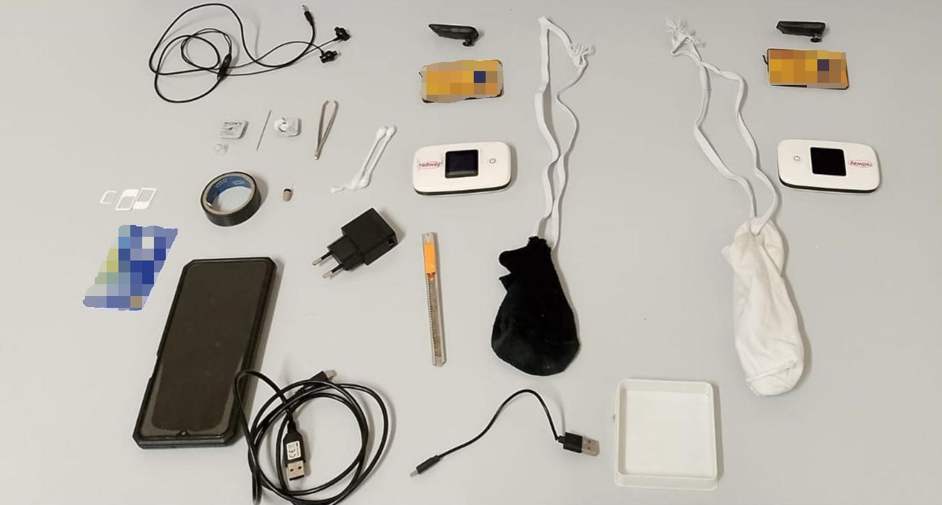 S&uuml;r&uuml;c&uuml; belgesi sınavına girerken kopya d&uuml;zeneğiyle yakalandı, kulağındaki cihaz hastanede &ccedil;ıkartıldı
