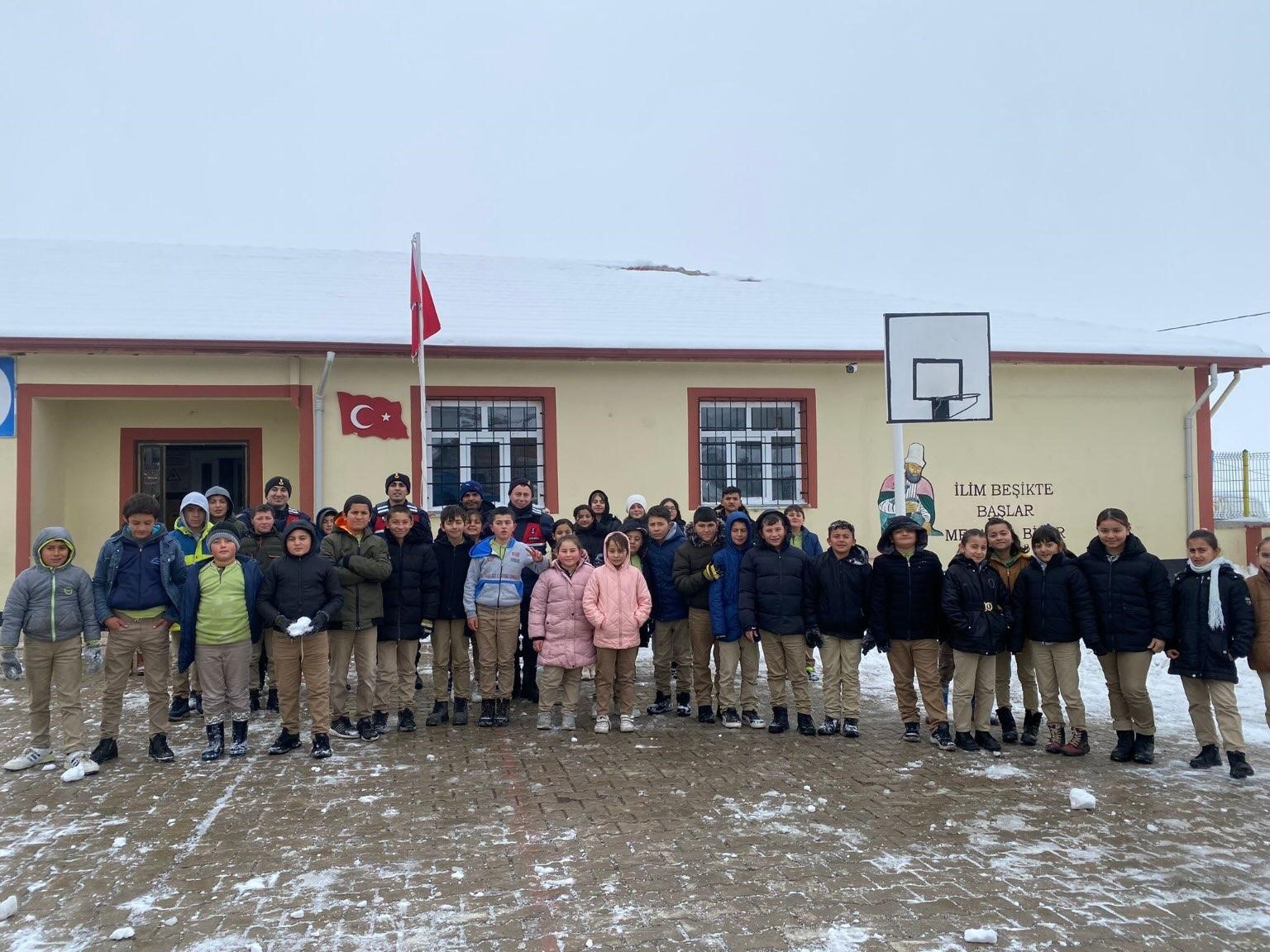 Jandarma, &ouml;ğretmenlerle kar temizliği yaptı &ouml;ğrenciler ile kartopu oynadı
