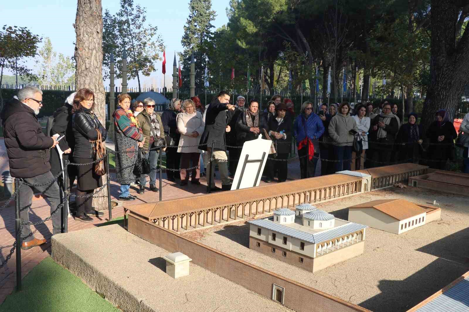 İzmirli kadınlar Manisa&rsquo;yı gezdi
