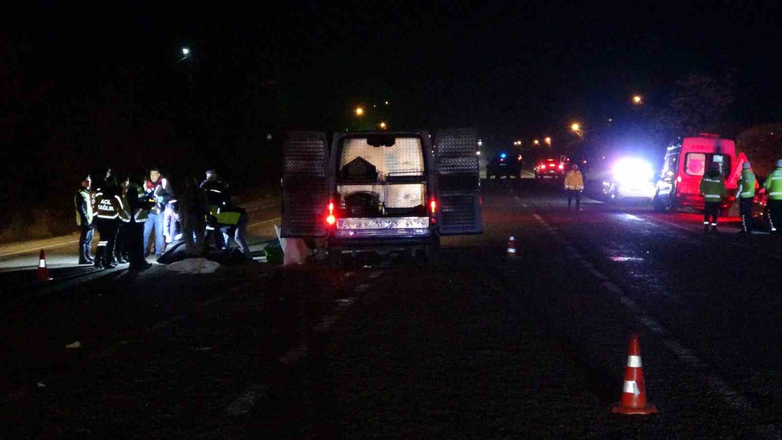 Yolun karşısına ge&ccedil;meye &ccedil;alışanlara &ccedil;arpıp ka&ccedil;tı: 2 &ouml;l&uuml;, 1 yaralı
