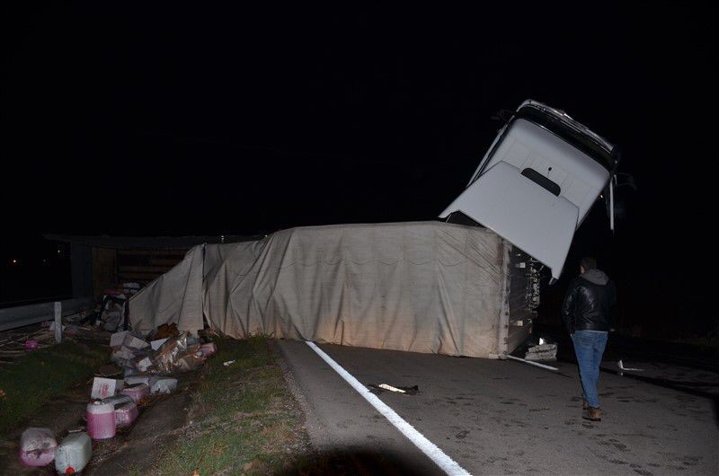 Amasya’da kaza yapan tırın kupası şaha kalktı
