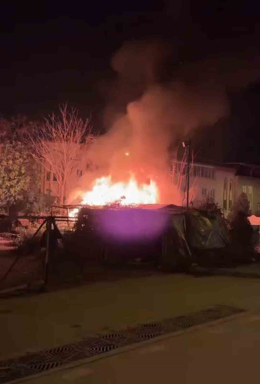 Bursa&rsquo;da alevlerin sardığı depo küle döndü