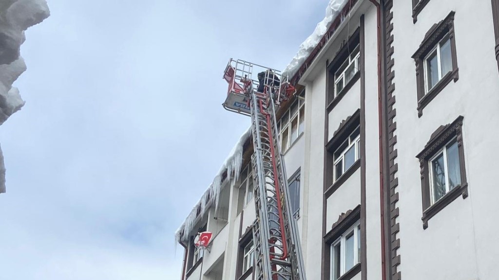 Bayburt’ta çatı saçaklarındaki buz sarkıtları ekiplerce temizleniyor
