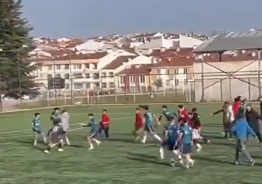 Eskişehir’de saha karıştı, futbolcular birbirine girdi