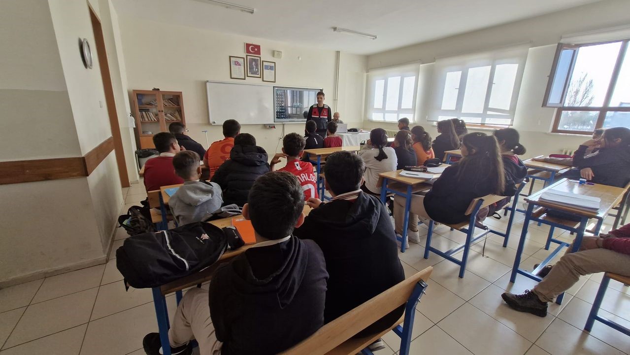 Kulu’da jandarmadan öğrencilere siber güvenlik eğitimi
